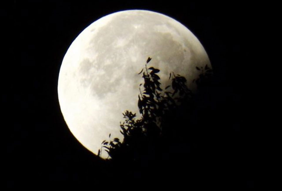 Eclipse lunar e lua cheia em carneiro